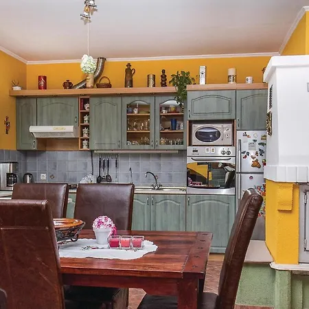 Nice In W/ 4 Bedrooms Casa vacanze Balatonmáriafürdő